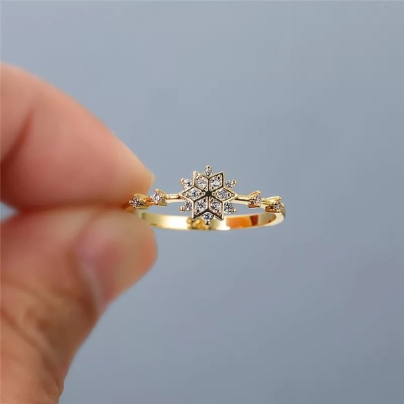 White Crystal Stone Zircon Thin Snowflake Ring - Picture 6 of 9